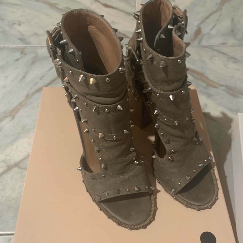 Laurence Dacade   deric sandal